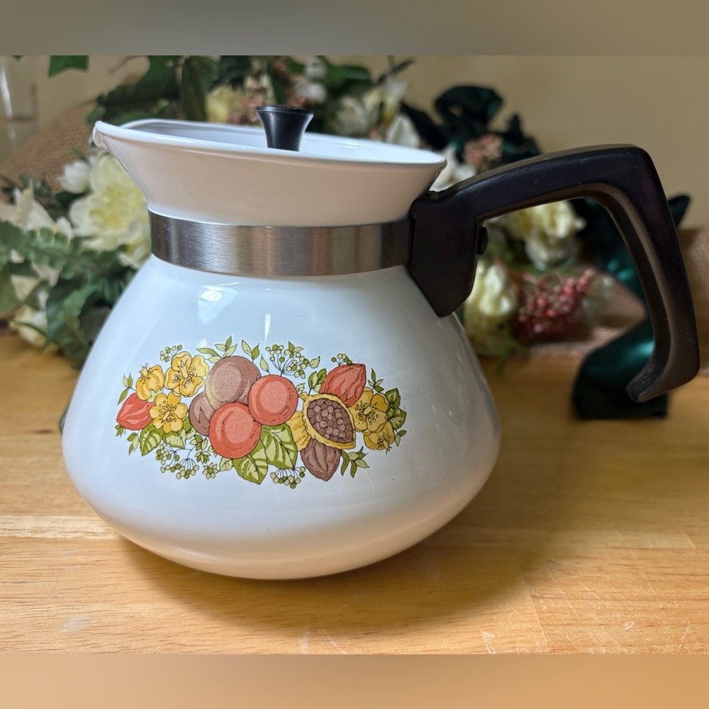Vintage Corningware Spice of Life 900mL teapot.